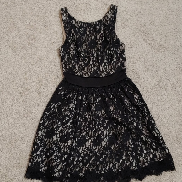 Bebe satin and lace dress - Picture 3 of 13